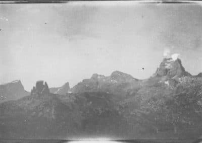 Immagine aerea bombardamento cima Averau - Grande Guerra al Rifugio Averau - 5 Torri - Cortina d'Ampezzo © Collezione Carlo Balelli